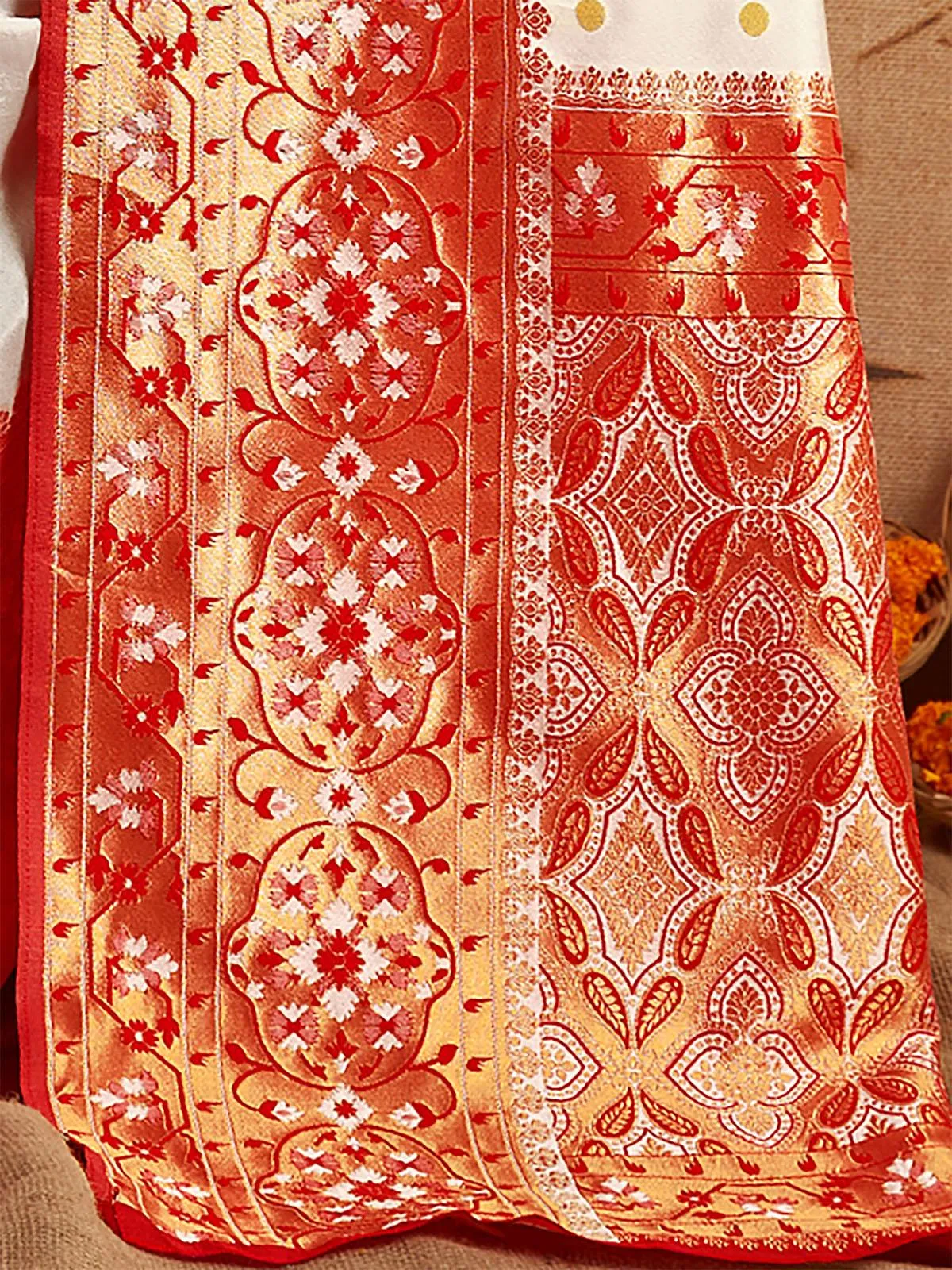 Odette Women Silk Blend White And Red Woven Designer Saree With Unstitched Blouse